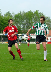 Wiljan Kattenberg op weg naar de bal (Foto Helmich Lubberts)